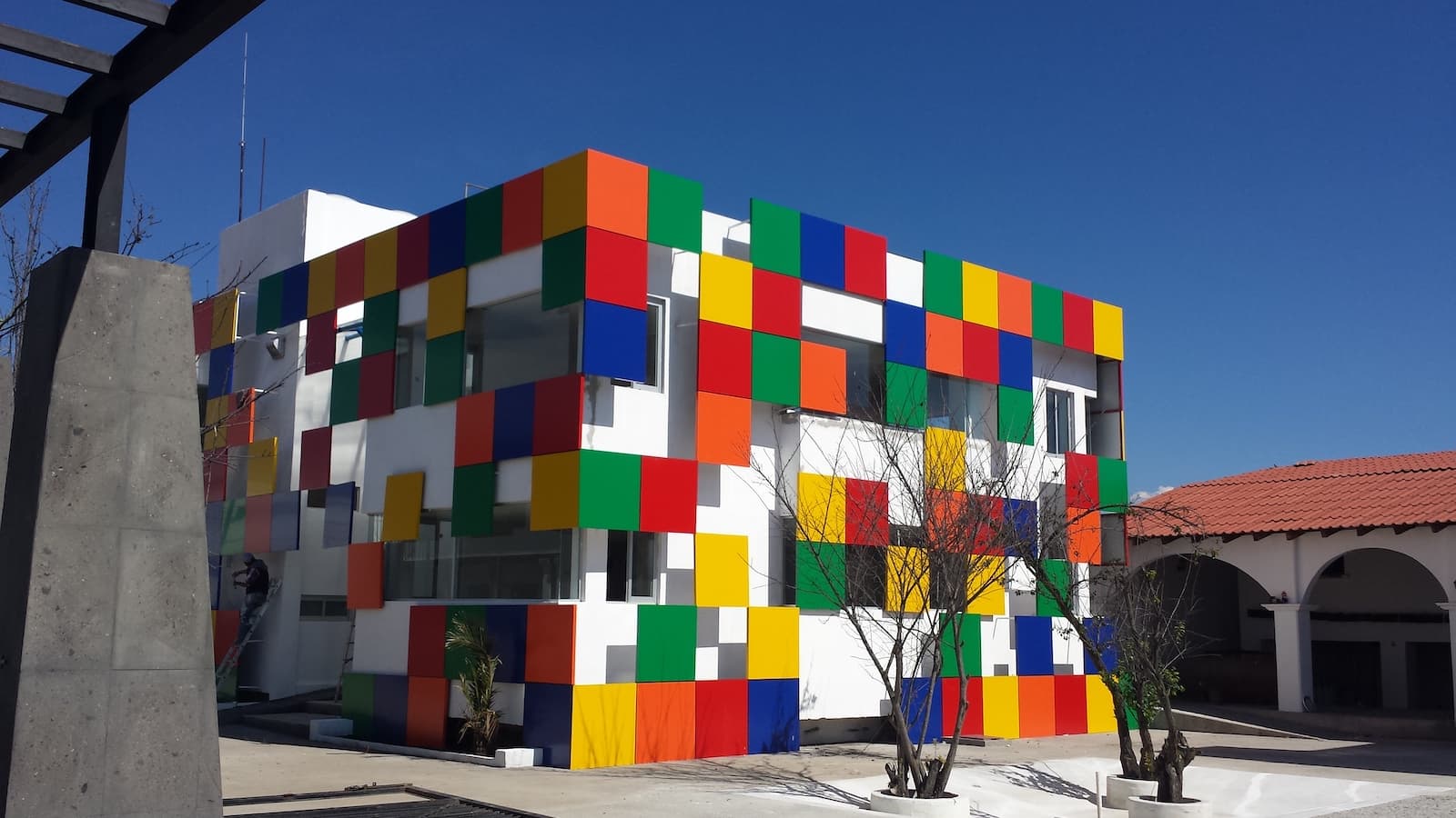 Fachada de edificio en panel compuesto de aluminio en varios colores.