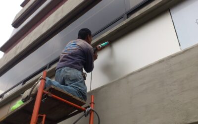 Limpieza y mantenimiento de fachadas de panel compuesto de aluminio